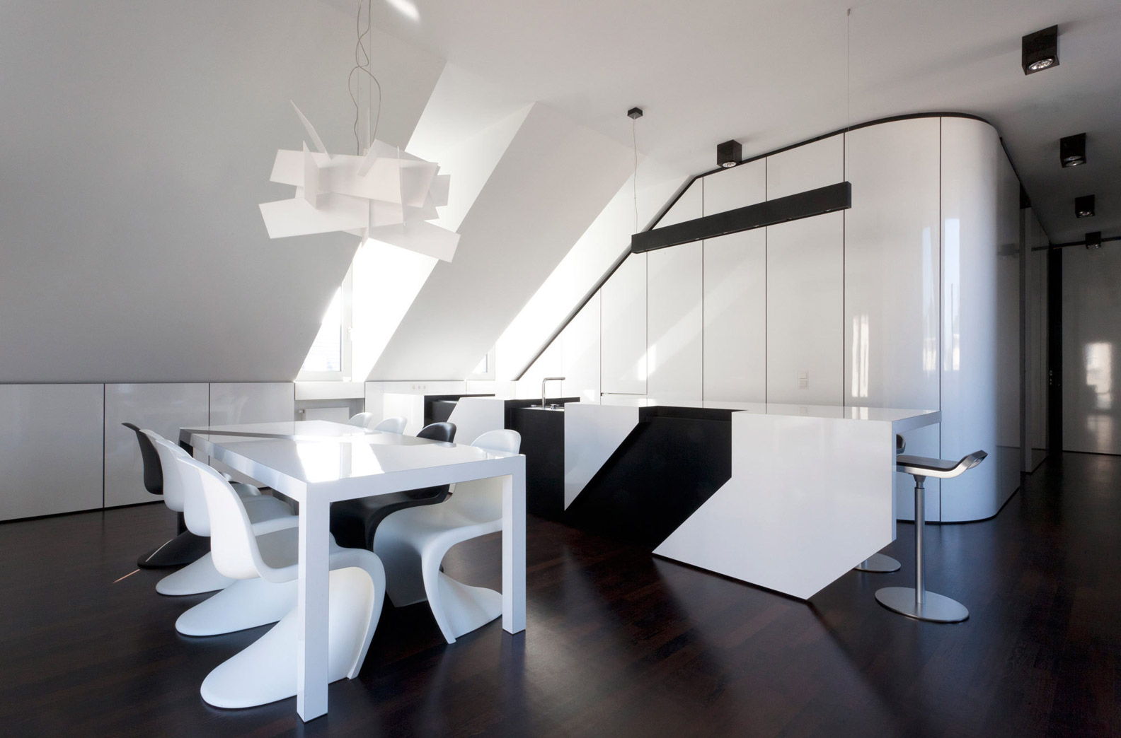Дизайн черно-белой квартиры NIC от студии n-lab