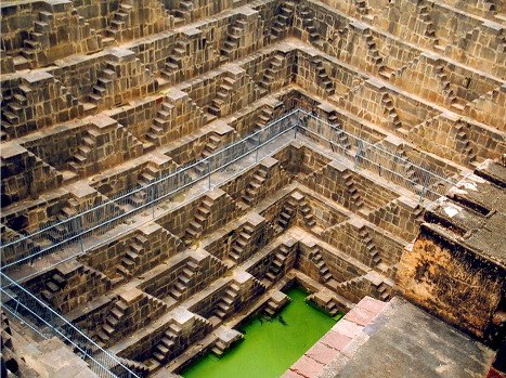 Удивительное сооружение древности - колодец Чанд Баори в Индии