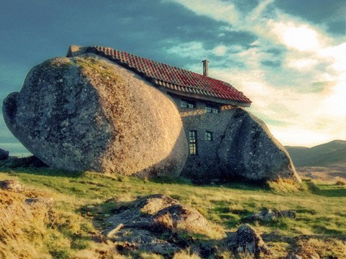 Каменный дом Флинстоунов в Португалии